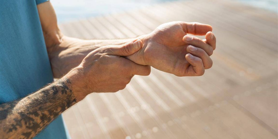 Почему болят запястья и как им помочь: 4 простых упражнения на каждый день Почему болят запястья и как им помочь: 4 простых упражнения на каждый день